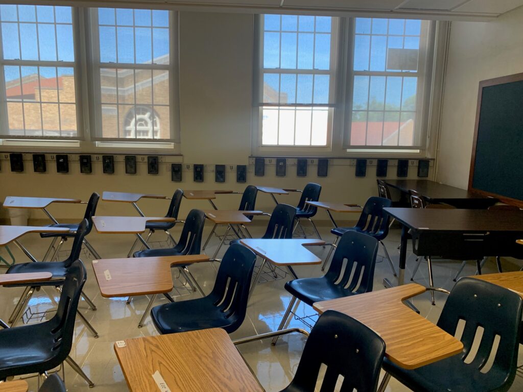 A classroom with desks and chairs in it
